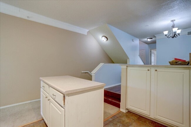 Building Photo - Beautiful 2bed/2bath/1car garage in Louisville!
