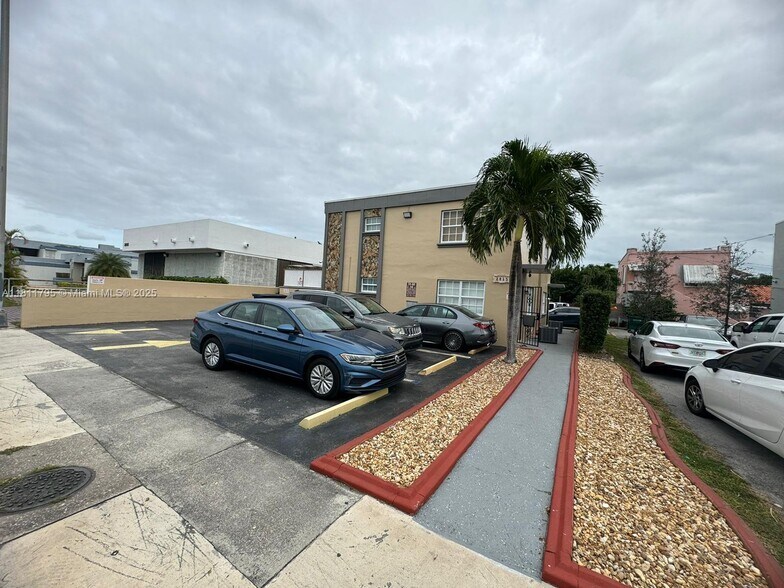 Building Photo - 2015 SW 27th Ave