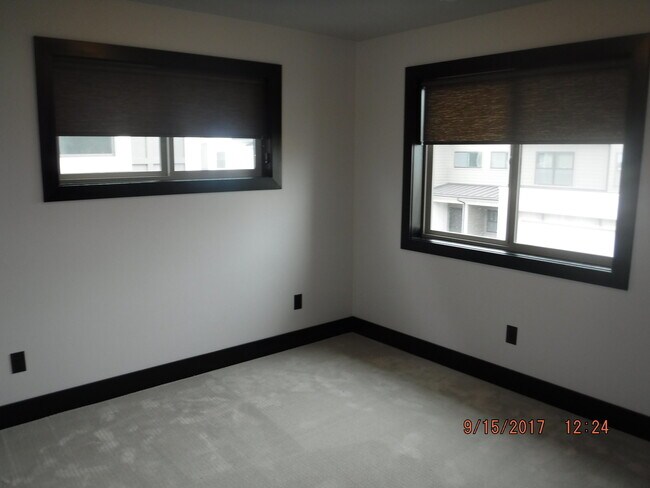 Building Photo - Gorgeous modern 5 bedroom - Minutes from MSU!
