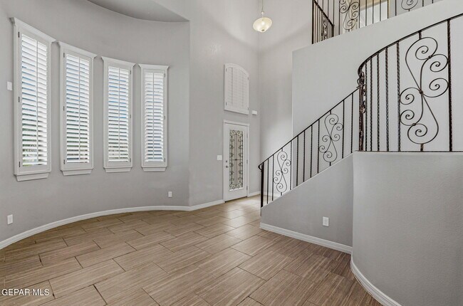 Building Photo - 14293 Meadow Lake Ave