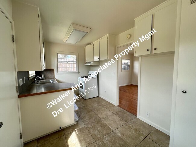 Building Photo - 330 Siler Ln