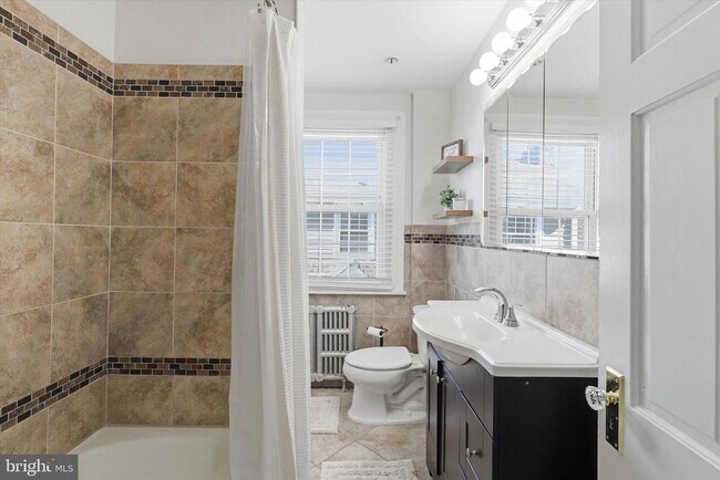 Building Photo - 1637 Locust St