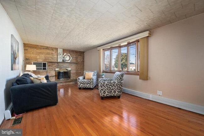 Building Photo - 8402 Holman Ave