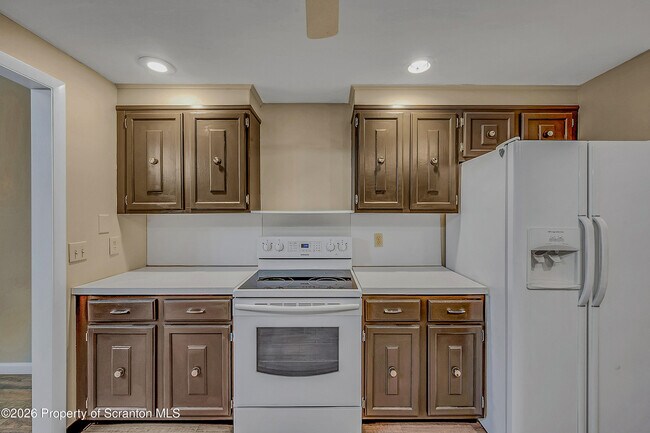 Building Photo - 550 Clay Ave