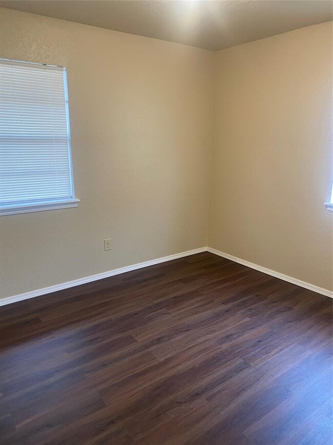 Building Photo - 5509 Shalimar Dr