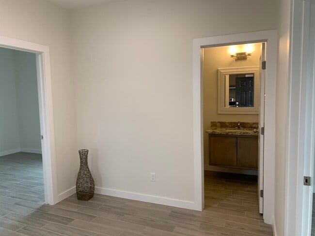 Building Photo - 1409 Los Estribos Dr
