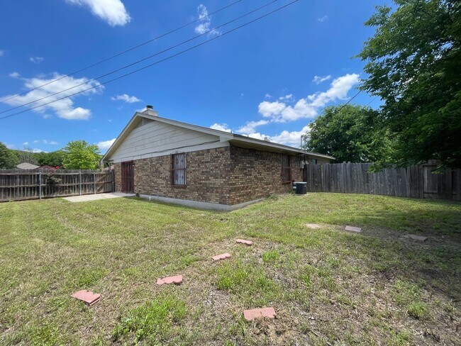 Building Photo - 704 Lisa Ln