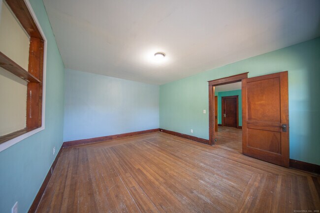 Building Photo - 32 Linnell St