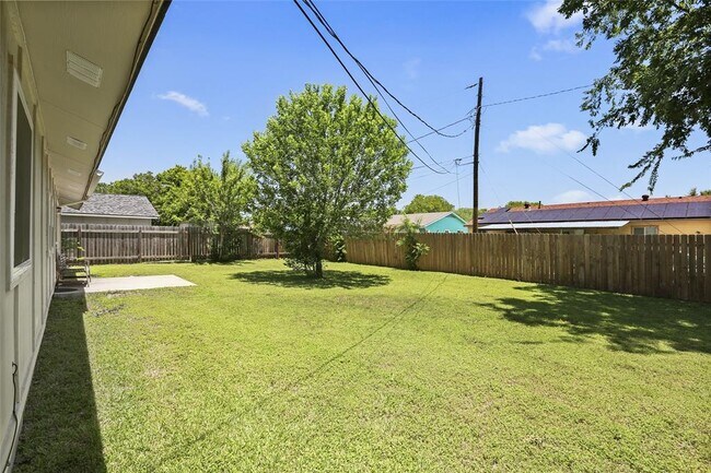 Building Photo - 1800 Cameo Dr
