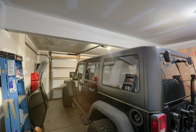 Building Photo - Furnished 3 bedroom townhome