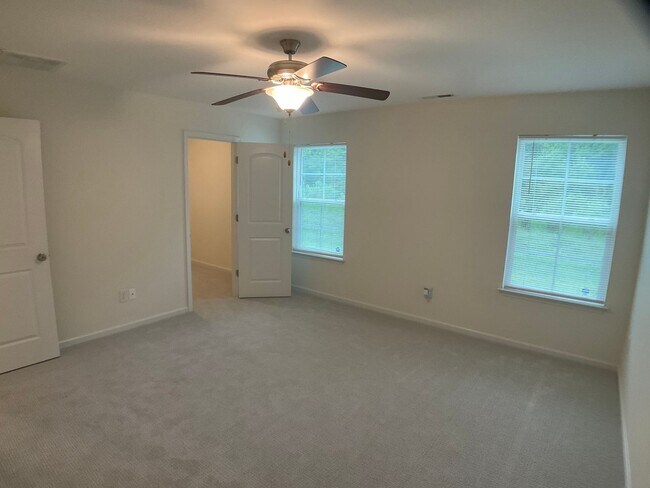 Building Photo - Almost Brand New 3 bed, 2 Bath with 1 Car ...
