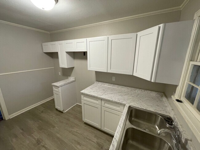 Building Photo - Just Remodeled 2 Bed, 1 Bath Home