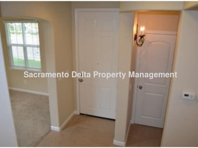 Building Photo - Avail 7/21 - 2 bedroom home in gated commu...