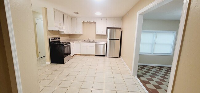 Building Photo - 5889 Cypress Cir