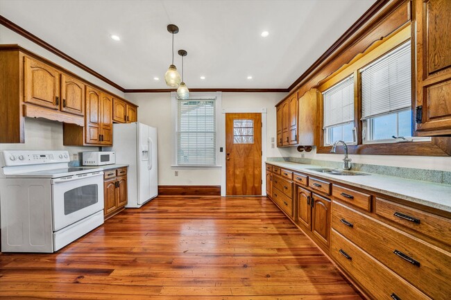 Building Photo - Charming 5-Bedroom Farmhouse