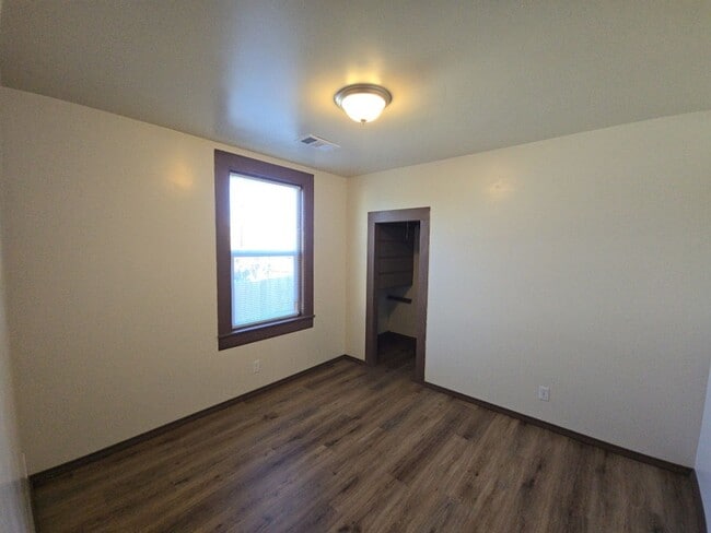 Building Photo - 3BR Eureka home offers remodeled interior, large yard and outbuildings!