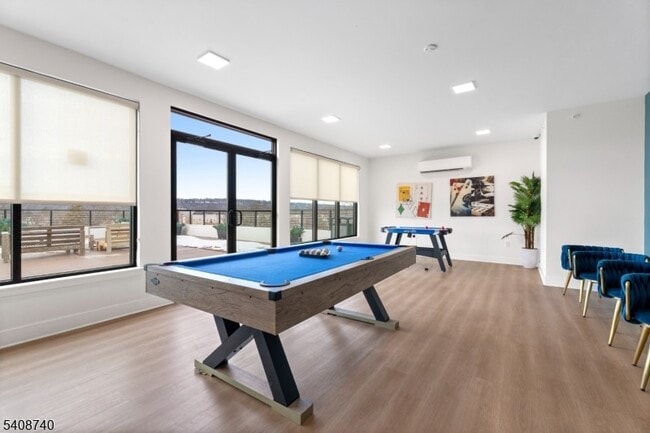 Building Photo - 321 E 3rd St