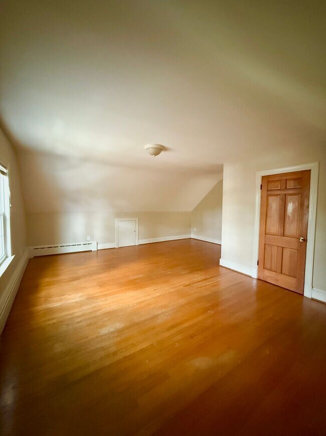 Building Photo - Spacious 3 Bed Duplex in Downtown Frederic...
