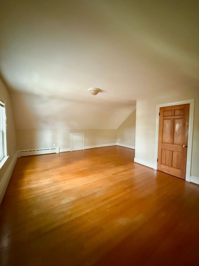 Building Photo - Spacious 3 Bed Duplex in Downtown Fredericksburg