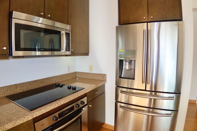 Building Photo - *New* 2 Bed & 2 Bath Condo in Fidi with Parking
