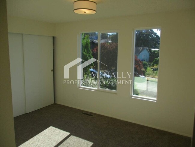 Building Photo - 4 Bedroom, 1.75 Bathroom Home in North Tacoma
