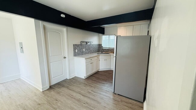 Building Photo - Private and quiet 1-bedroom. In-unit laundry!