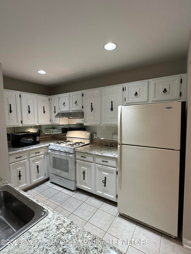 Building Photo - 143 Tanglewood Pl