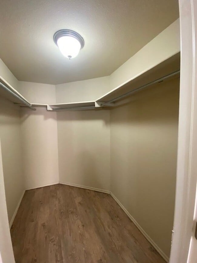 Building Photo - 2 bedrooms - 2 baths + Garage!! Self Showi...