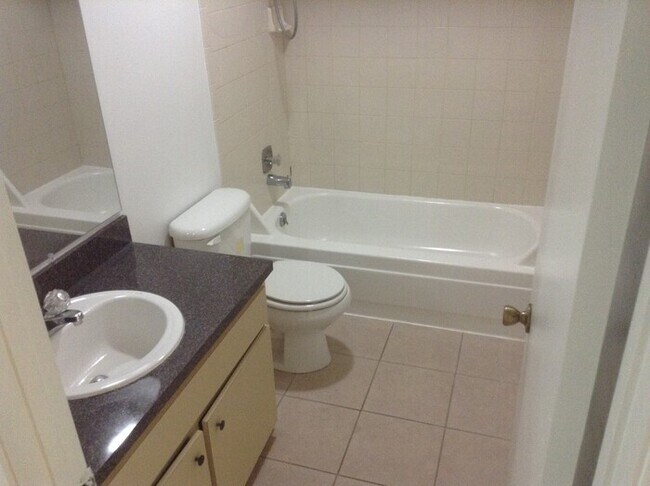 Building Photo - Great 2 Bed/ 1.5 Bath Very Close to UCF!