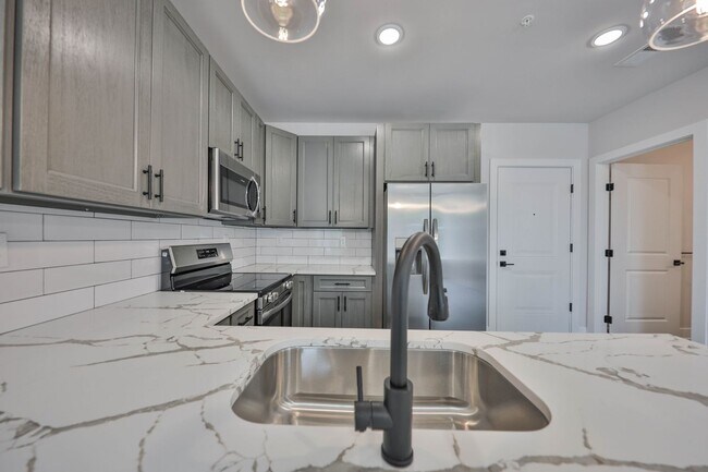 Building Photo - Brand New Luxury unit on Broadway in Bangor!