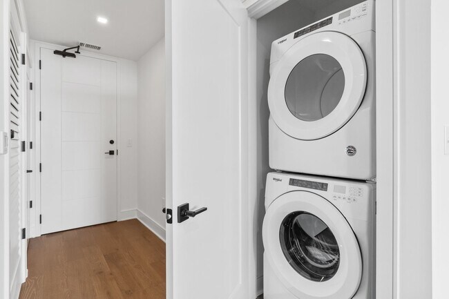 Building Photo - Studio Apartment in West Midtown!