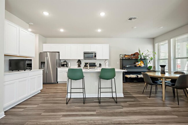 Building Photo - 8013 Lennon Dr