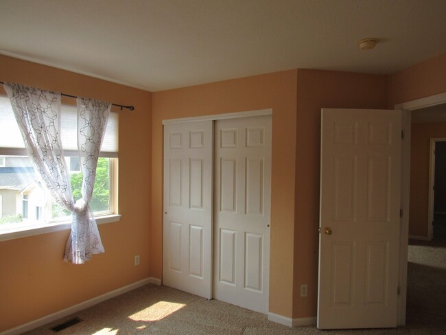 Building Photo - Superb  updated 5 bedroom, 4 bathroom home...