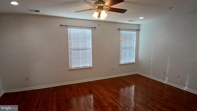 Building Photo - 2900 Lomond Pl