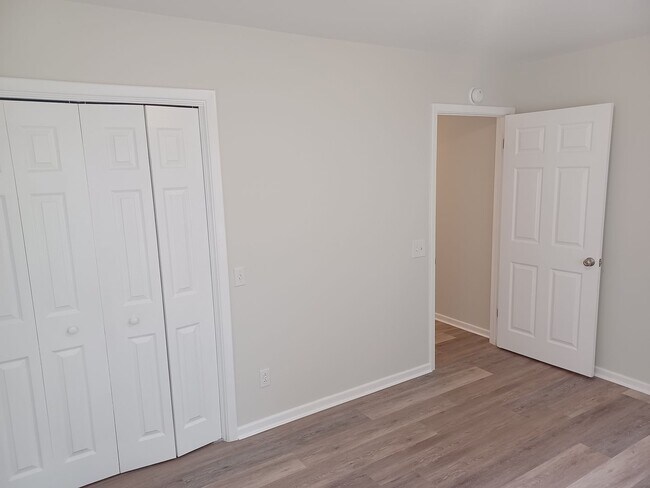 Building Photo - Beautiful 2 BR 1 BA Lakefront View Rental ...