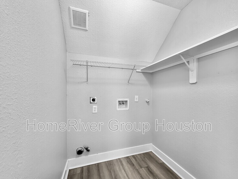Building Photo - 10711 Cobblecreek Way