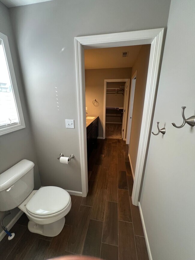 Building Photo - 400 Redwood Dr