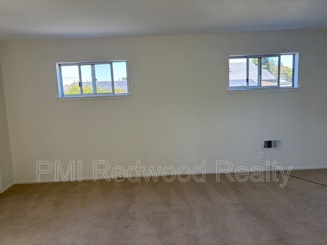 Building Photo - 24 Hilltop Dr