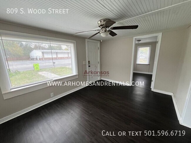 Building Photo - 809 S Wood St
