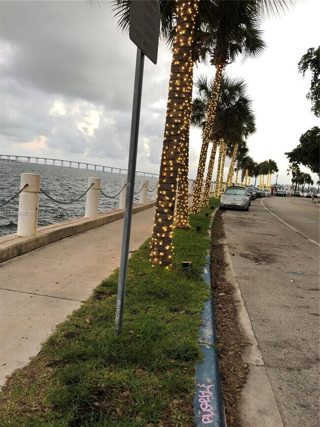 Building Photo - 1408 Brickell Bay Dr