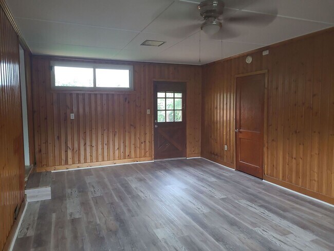 Building Photo - 6121 Sherwood Dr