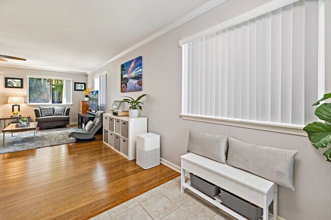 Building Photo - Unfurnished Townhome with Garage, 3 bedroo...