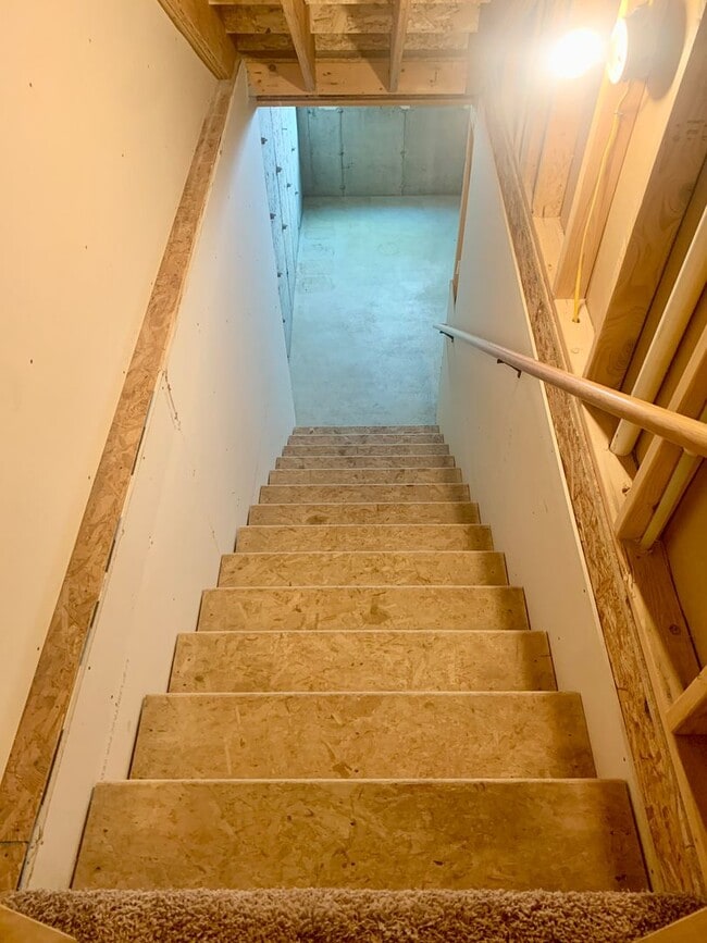 Building Photo - 2 Bedroom 1.5 Bathroom located in the Heights!