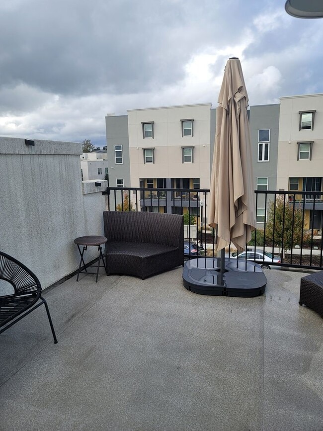 Building Photo - Cozy condo with roof top balcony in Downtown Sacramento