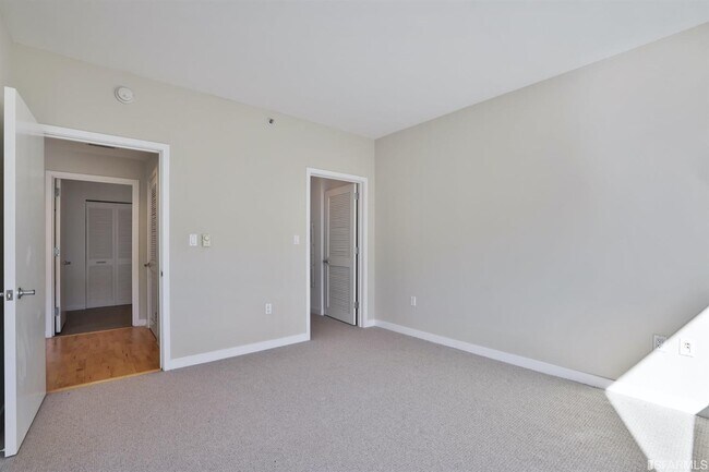 Building Photo - 260 King St