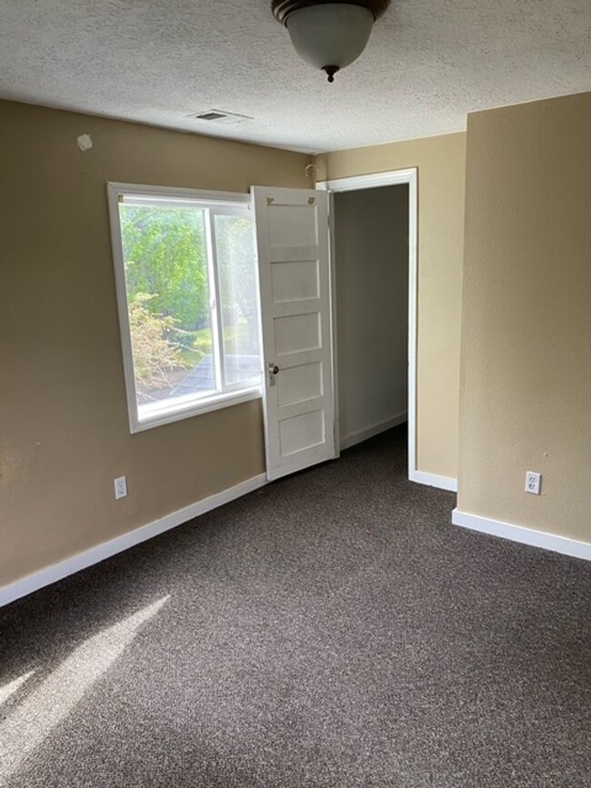 Building Photo - UNIVERSITY LIVING - Beautiful 5 Bedroom Ho...