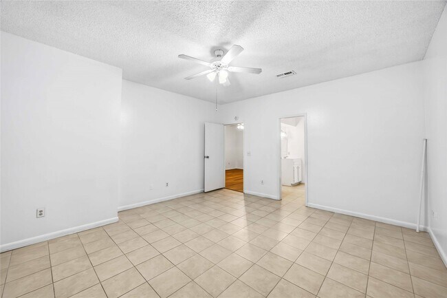 Building Photo - 9410 Stonehouse Ln