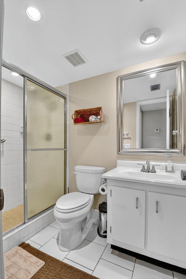 Building Photo - 2860 SW 22nd Ave