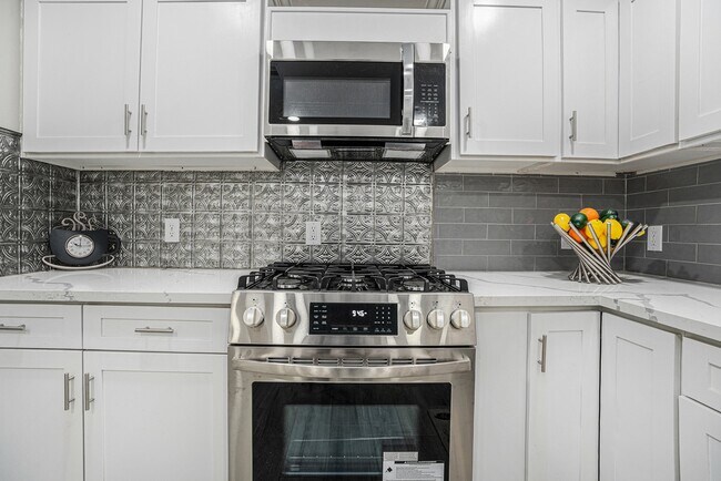 Building Photo - 812 7th Ave N