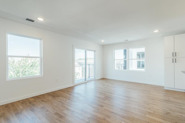 Building Photo - 746 Seaport Dr.
